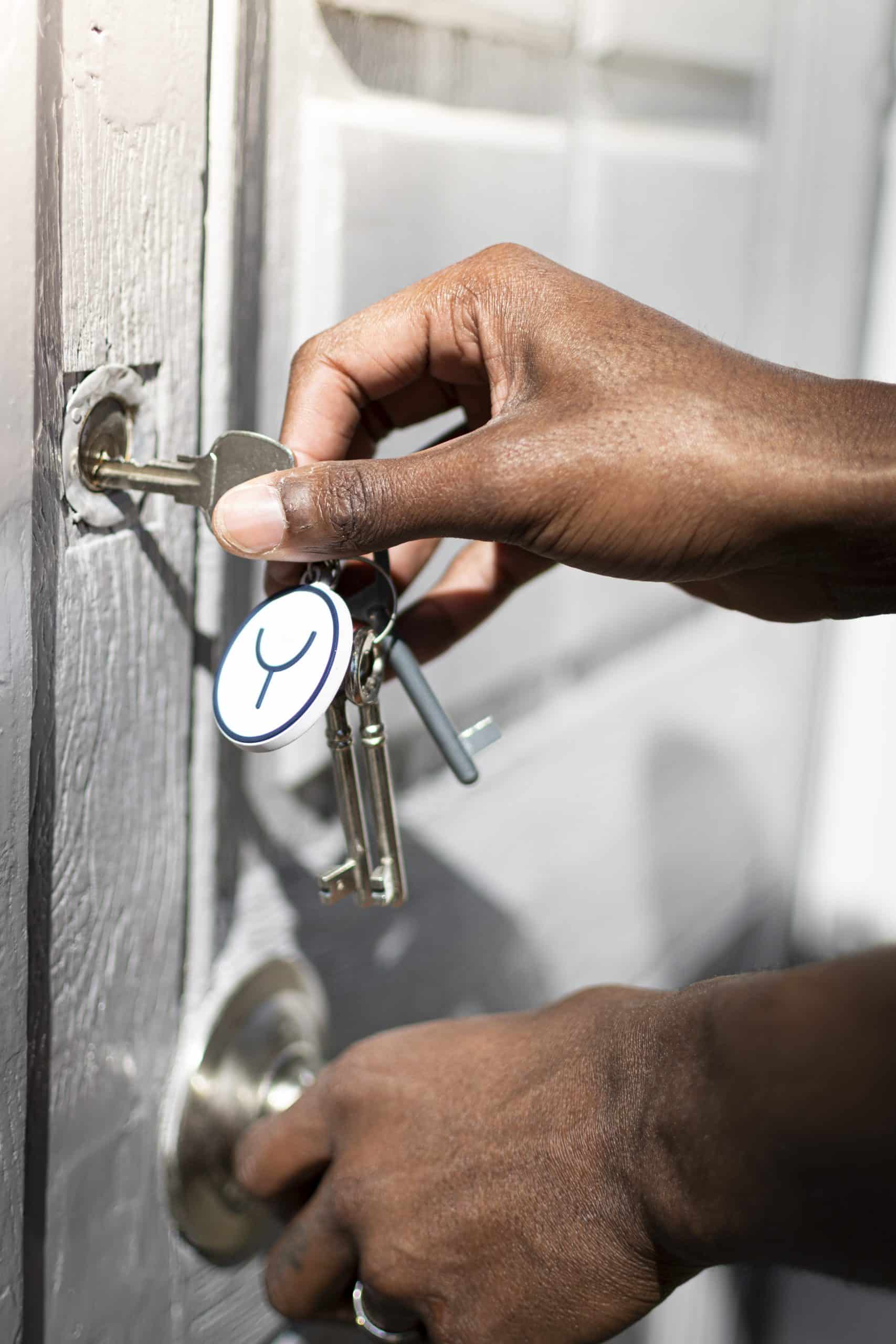 Gérant de la conciergerie Joya ouvrant la porte d'un logement